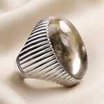 Side view of the Dur al-Najaf ring, showing the height of the cabochon
